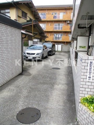 【駐車場】 | メゾンシャルム | 車をお持ちの方に嬉しい駐車場付きの物件です