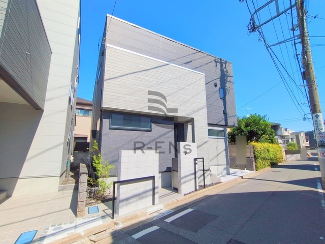 【外観】 | 練馬区東大泉３丁目　新築戸建て　D号棟 | シックで落ち着いた色合い、スタイリッシュなデザインの外観