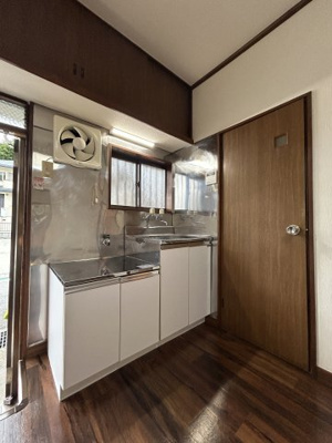 【キッチン】 | 小窓があり、明るいキッチンです