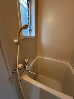 【浴室】 | 小窓があり、掃除・換気が容易です