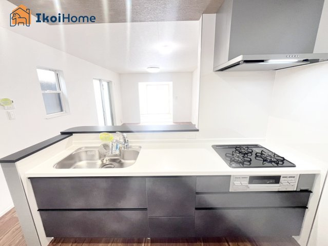 神戸市第9西区枝吉1丁目　新築戸建のキッチン|【ホームページに現地動画掲載中】●年中無休：当日予約可●三口コンロには火口にＳＩセンサーを搭載！