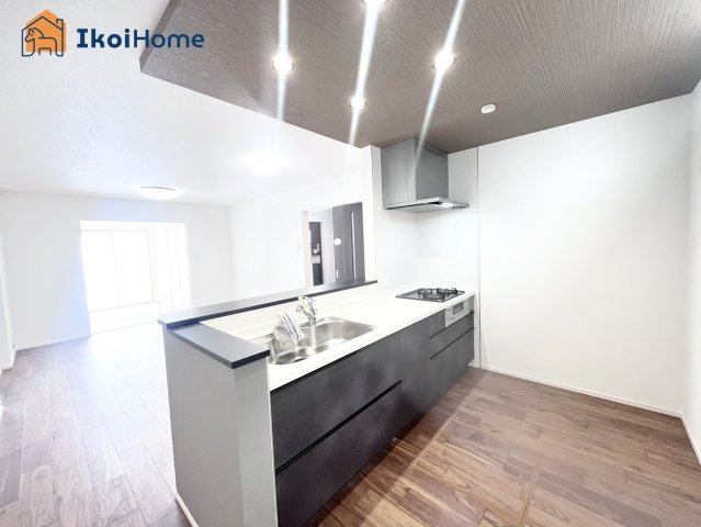 神戸市第9西区枝吉1丁目　新築戸建のキッチン|【ホームページに現地動画掲載中】●年中無休：当日予約可●キッチン同色のカップボードご依頼も承ります