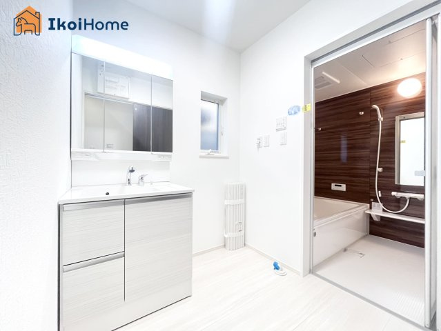 神戸市第9西区枝吉1丁目　新築戸建の洗面所|【ホームページに現地動画掲載中】●年中無休：当日予約可●洗面台はお化粧をする時に便利な3面鏡。