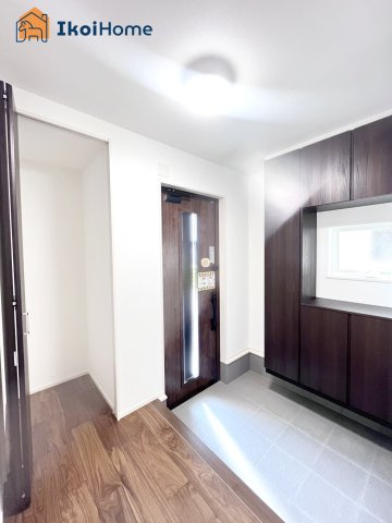 神戸市第9西区枝吉1丁目　新築戸建の玄関|【ホームページに現地動画掲載中】●年中無休：当日予約可●玄関には大きなシューズボックスが完備♪