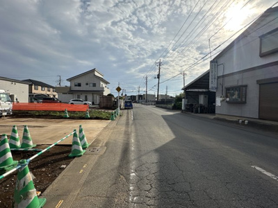 【前面道路含む現地写真】