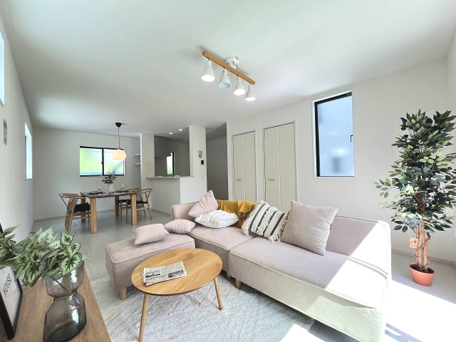 【内装】 | 福岡市早良区原4丁目1期　1号棟（全2棟）【仲介手数料無料・0円】 | 施工例。リビングです。施工例は完成時と異なる場合があります。