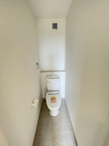 【内装】 | 福岡市早良区原4丁目1期　2号棟（全2棟）【仲介手数料無料・0円】 | 施工例。2階にもトイレです。施工例は完成時と異なる場合があります。