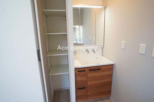 【内観：施工例】 | 鶴見区今津南4丁目 | 【同社による同仕様の施工例】※本物件に横の物入収納は付いておりません。モデルハウスで実際の商品をご覧頂けます♪