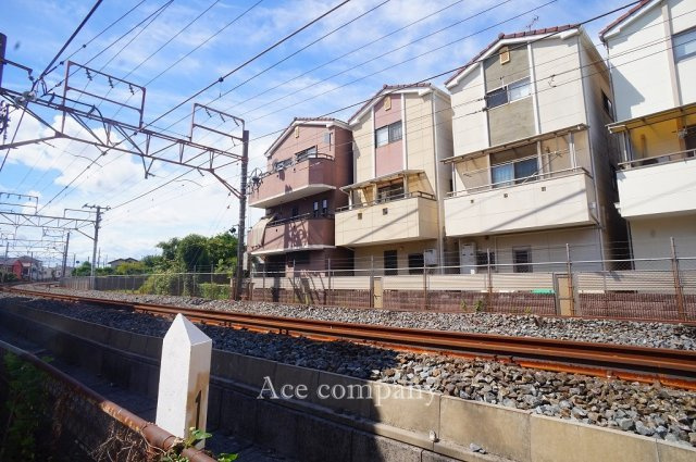 【前面道路含む現地写真】 | 鶴見区今津南4丁目 | 本物件北側も建物密集していません♪2重サッシ標準設置で防音仕様です☆