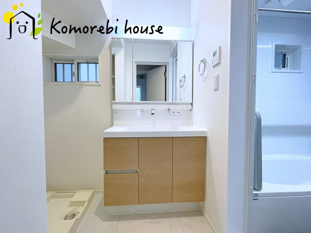 さいたま市大宮区北袋町　中古一戸建ての独立洗面台|独立洗面台、小物を置くことができて便利です