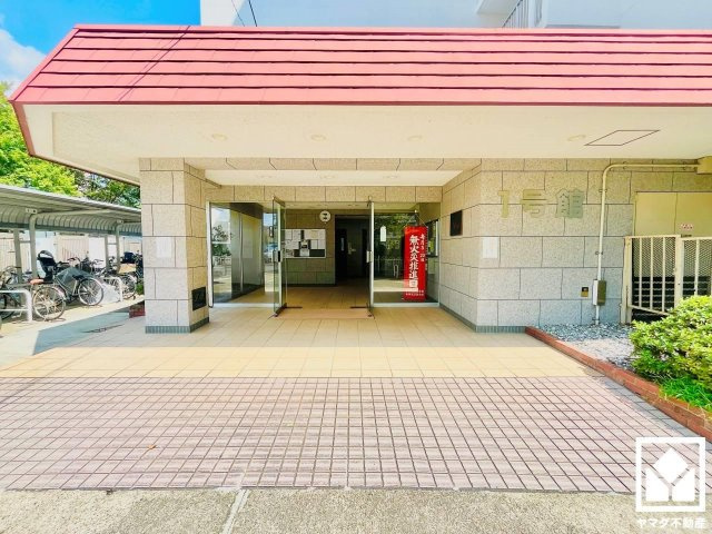桂川ハイツ1号館のエントランス