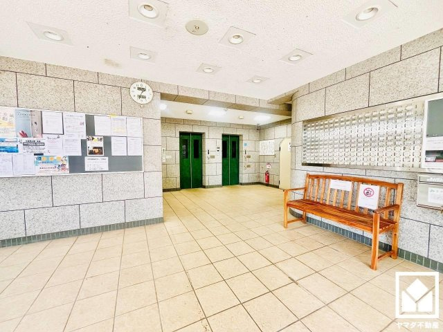 桂川ハイツ1号館のエントランス