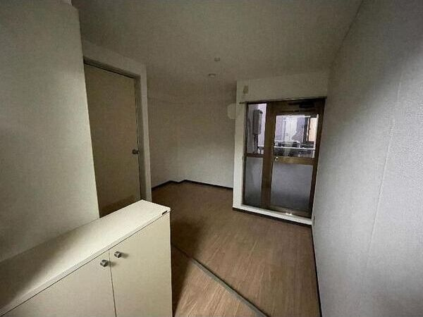 ロイヤル大今里(ロイヤルオオイマザト)の居間・リビング