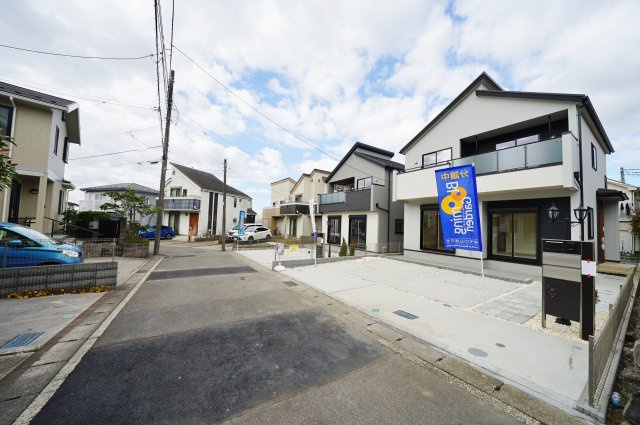 【横浜市旭区万騎が原65-6全2棟新築戸建て】★仲介手数料無料★（万騎が原小学校・万騎が原中学校）の前面道路含む現地写真