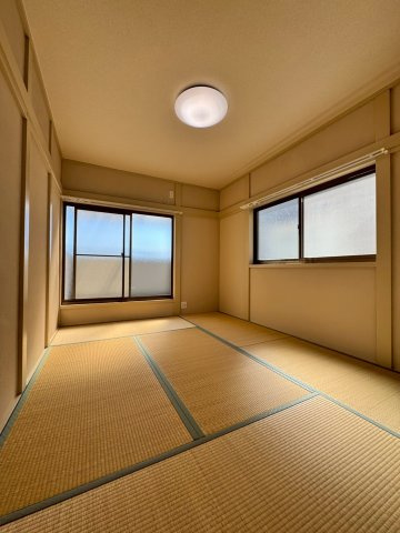 門真市岸和田3丁目の和室|約6帖の和室。和室も2面採光でベランダに面して明るく風通しの良いお部屋です！