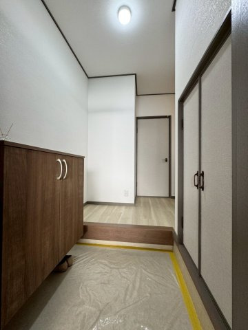 門真市岸和田3丁目の玄関|シューズボックスと反対側には収納付きです。ちょっとしたストック用品など収納できます。
