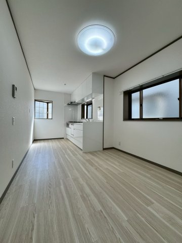 門真市岸和田3丁目の居間・リビング|約8.2帖のダイニングキッチン。
室内リフォーム済みで気持ちよく生活がスタートできます！
