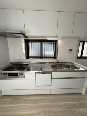 門真市岸和田3丁目のキッチン|後片付けにうれしい食洗器付きシステムキッチンです。
上下に収納付きなので調理器具もすっきり片付きます。