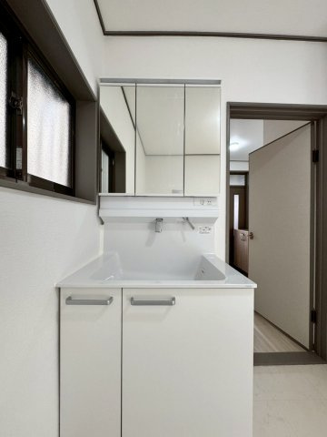 門真市岸和田3丁目の独立洗面台|3面鏡を備えた洗面化粧台。
洗面室にも窓付きなので換気も安心です。