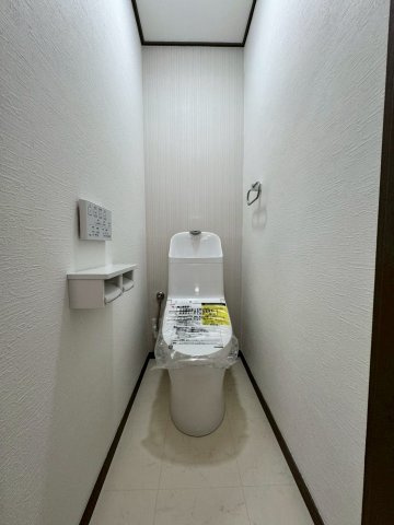 門真市岸和田3丁目のトイレ|温水洗浄便座付きトイレ。
1階、2階と2か所ございます。