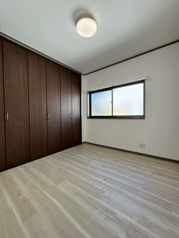 門真市岸和田3丁目の洋室|約5帖。大容量収納可能なクローゼットつきの洋室です。
