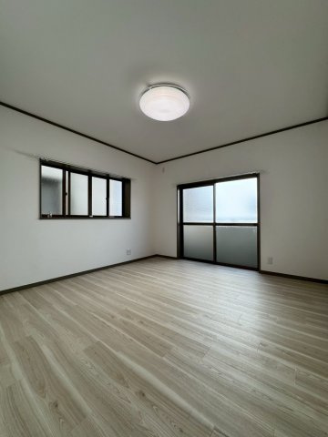 門真市岸和田3丁目の洋室|約7.8帖。
ベランダに面して明るく風通しの良いお部屋です！