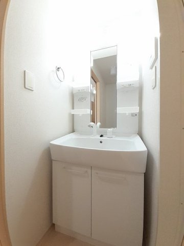 ラ・ゴロンドリーナＢの洗面所|ゆったりとスペースのある洗面所