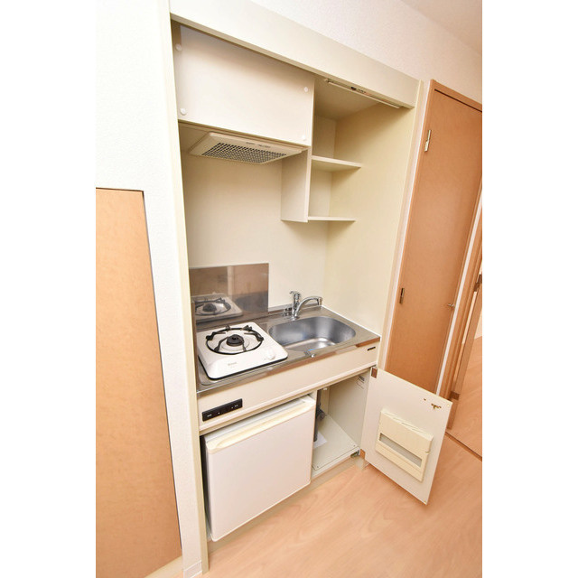 ロイヤルヒル神戸三ノ宮Ⅱのキッチン|コンパクトなキッチンで掃除もラクラク