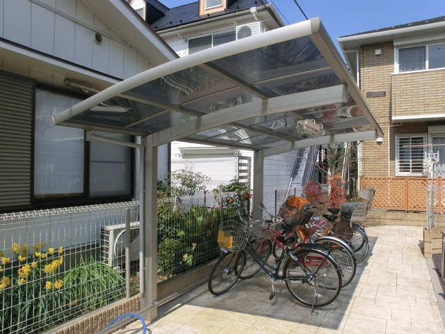 シャトルの駐車場|屋根つきの駐輪スペースあります！