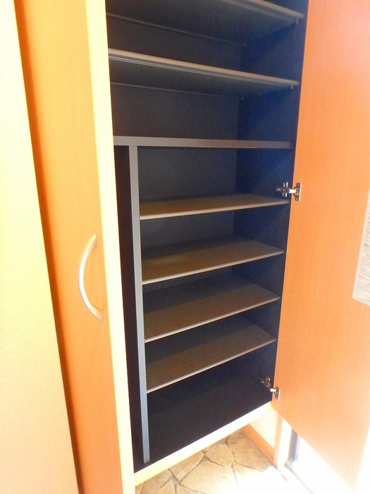 千富館　東館の玄関