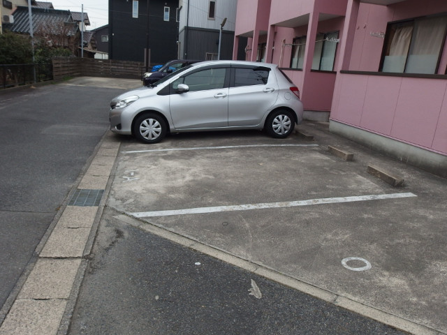 メゾン坂左右の駐車場