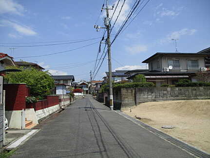広島市佐伯区五月が丘４丁目　土地(全2区画)の前面道路含む現地写真