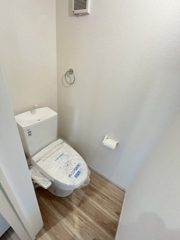 【トイレ】 | 福岡市西区今宿東1丁目1期　1号棟（全3棟）【仲介手数料無料・0円】 | 施工例。1階のトイレです。施工例は完成時と異なる場合があります。