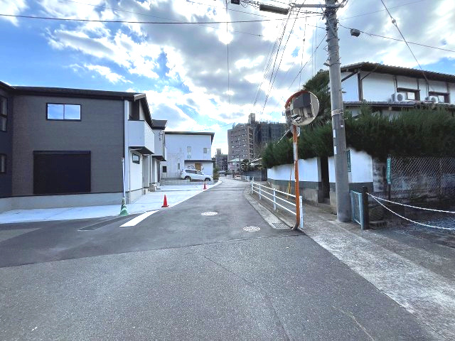 【その他】 | 福岡市西区今宿東1丁目1期　1号棟（全3棟）【仲介手数料無料・0円】 | 現地写真。前面道路です。