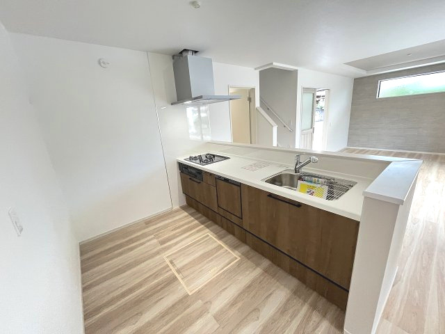 【キッチン】 | 福岡市西区今宿東1丁目1期　1号棟（全3棟）【仲介手数料無料・0円】 | 施工例。施工例は完成時と異なる場合があります。
