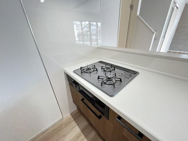 【キッチン】 | 福岡市西区今宿東1丁目1期　1号棟（全3棟）【仲介手数料無料・0円】 | 施工例。施工例は完成時と異なる場合があります。