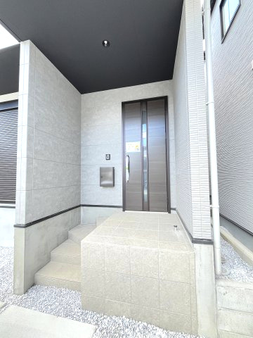 【玄関】 | 福岡市西区今宿東1丁目1期　2号棟（全3棟）【仲介手数料無料・0円】 | 施工例。施工例は完成時と異なる場合があります。