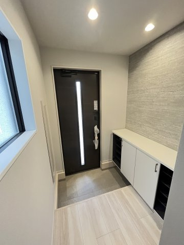 【玄関】 | 福岡市西区今宿東1丁目1期　2号棟（全3棟）【仲介手数料無料・0円】 | 施工例。施工例は完成時と異なる場合があります。