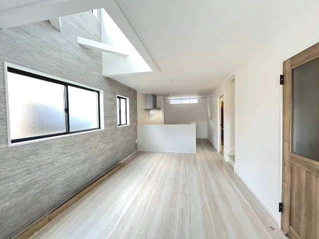 【内装】 | 福岡市西区今宿東1丁目1期　2号棟（全3棟）【仲介手数料無料・0円】 | 施工例。リビングです。施工例は完成時と異なる場合があります。