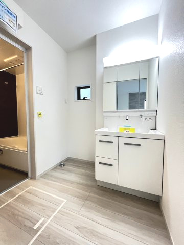 【洗面所】 | 福岡市西区今宿東1丁目1期　2号棟（全3棟）【仲介手数料無料・0円】 | 施工例。施工例は完成時と異なる場合があります。