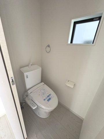 【トイレ】 | 福岡市西区今宿東1丁目1期　3号棟（全3棟）【仲介手数料無料・0円】 | 施工例。1階のトイレです。施工例は完成時と異なる場合があります。