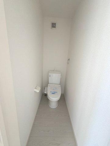 【トイレ】 | 福岡市西区今宿東1丁目1期　3号棟（全3棟）【仲介手数料無料・0円】 | 施工例。2階にもトイレです。施工例は完成時と異なる場合があります。