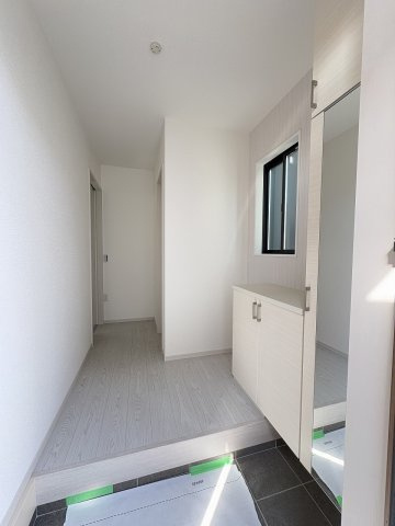 【玄関】 | 福岡市西区今宿東1丁目1期　3号棟（全3棟）【仲介手数料無料・0円】 | 施工例。施工例は完成時と異なる場合があります。