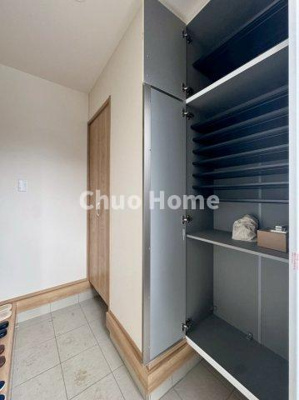 【玄関】 | 葛飾区東水元3丁目新築分譲住宅 | 【玄関】玄関には大型のシューズインクローゼット・シューズクローゼットを設置しておりますのでいつでもスッキリりとした空間を保てます。玄関周りを清潔に使うのはとても大事なことですよね。