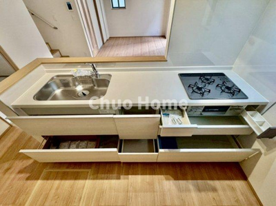 【キッチン】 | 葛飾区東水元3丁目新築分譲住宅 | ワイドで収納豊富なシステムキッチン