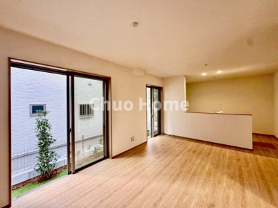 【キッチン】 | 葛飾区東水元3丁目新築分譲住宅 | 視界に広がりを生むオープンなキッチン。料理や片付けをしながら、家族との会話を楽しんだり、リビングで遊ぶ子どもを見守れます。ご見学時には家具の配置などもイメージしながらぜひご覧になって見て下さい。