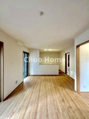 【ダイニング】 | 葛飾区東水元3丁目新築分譲住宅 | 【ダイニング】忙しい朝でも、しっかり家族が揃って食事をして頂けるゆとりある大きさのダイニングスペース。奥様が作る手料理をカウンター越しに受けとって頂き、テーブルで囲む素敵な時間を存分に愉しんで下さい。