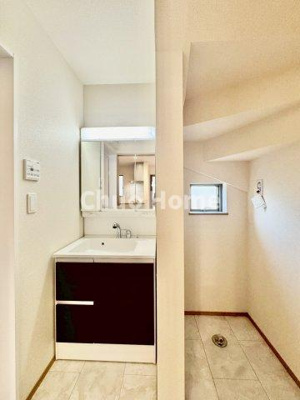 【ランドリースペース】 | 葛飾区東水元3丁目新築分譲住宅 | 【ランドリースペース】担当者がスケールを持ち歩いておりますので、ご見学時には現在お使いの洗濯機などがきちんと収まるかなどもチェックして下さい。見学前に測っておくと非常に便利だと思います。