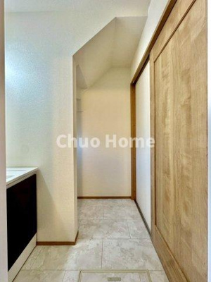 【脱衣所】 | 葛飾区東水元3丁目新築分譲住宅 | 【洗面所】明るい洗面所は朝をすっきりさせてくれる空間です。バタバタしている忙しい朝でも収納が多い洗面台では短い時間で効率良く支度ができます。