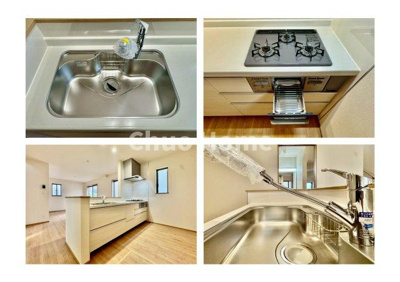 【キッチン】 | 葛飾区東水元3丁目新築分譲住宅 | 【システムキッチン】ワイドで収納豊富な使い勝手の良いカウンターキッチンには、伸縮タイプのキッチン水栓、三ツ口コンロ・魚焼きグリルなどの便利な設備が標準完備されています。